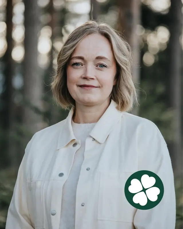 Matilda Lundberg i profil med tallar i bakgrunden och Centerklöver nere till höger i bild.