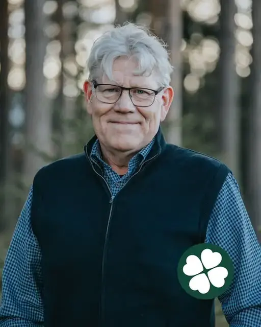 Anders Nilsson i profil med tallar i bakgrunden och Centerklövern nere till höger i bild.